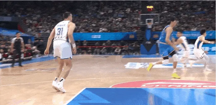 开云网址-周琦制霸禁区张开长臂，上演单臂暴扣势大力沉