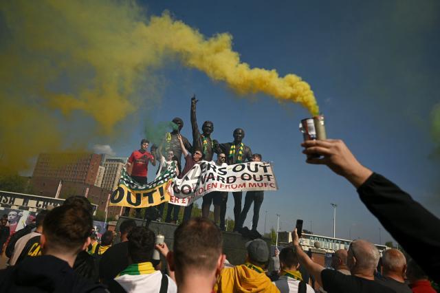 kaiyun-双红会赛前曼联球迷抗议：格雷泽家族OUT！